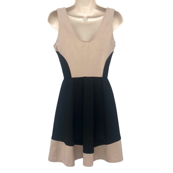 Saks Fifth Ave Black Tan Fit & Flare Dress Sleeveless Scoop Neck and Back - Picture 2 of 16